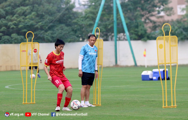 ĐT Việt Nam bắt đầu rèn chiến thuật, Bùi Tiến Dũng tiết lộ mục tiêu trước Borussia Dortmund - Ảnh 2.