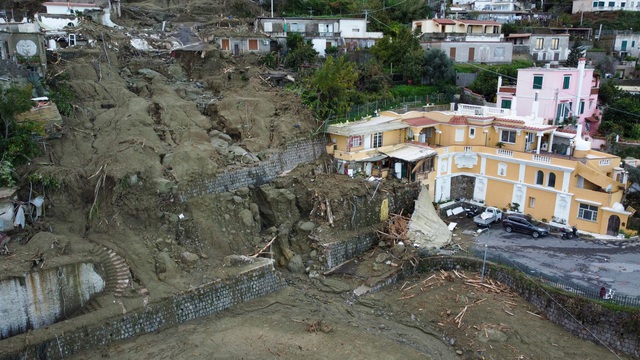 Italy tuyên bố tình trạng khẩn cấp ở Ischia sau trận lở đất kinh hoàng - Ảnh 4.