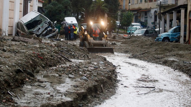 Italy tuyên bố tình trạng khẩn cấp ở Ischia sau trận lở đất kinh hoàng - Ảnh 5.