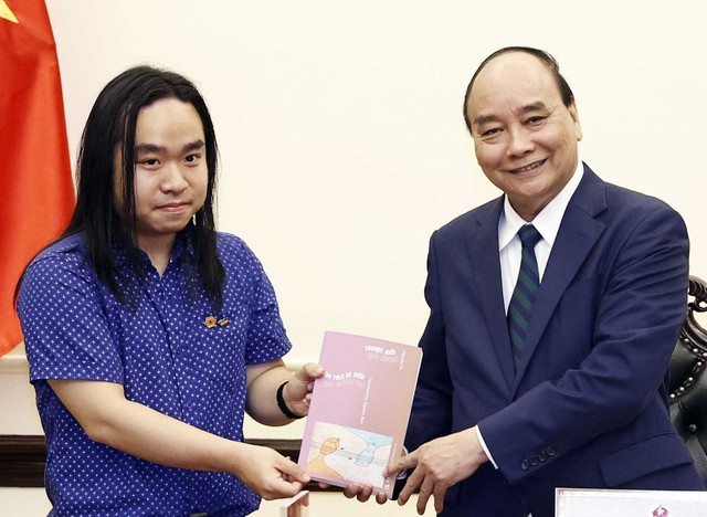 Chủ tịch nước Nguyễn Xuân Phúc gặp tài năng văn học trẻ Nguyễn Bình - Ảnh 1.