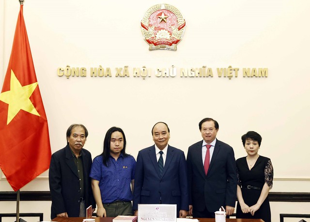 Chủ tịch nước Nguyễn Xuân Phúc gặp tài năng văn học trẻ Nguyễn Bình - Ảnh 2.