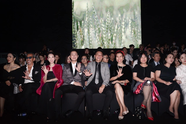 MC, BTV nổi tiếng không hẹn mà gặp tại Tuần lễ thời trang Quốc tế Việt Nam 2022 - Ảnh 5.