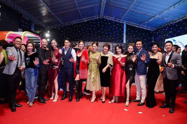 MC, BTV nổi tiếng không hẹn mà gặp tại Tuần lễ thời trang Quốc tế Việt Nam 2022 - Ảnh 7.