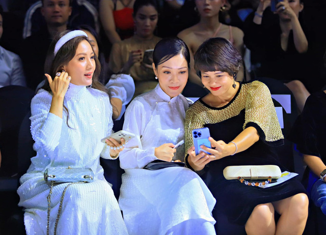 MC, BTV nổi tiếng không hẹn mà gặp tại Tuần lễ thời trang Quốc tế Việt Nam 2022 - Ảnh 9.