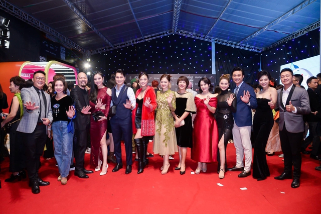 Loạt diễn viên Việt checkin Tuần lễ thời trang Quốc tế Việt Nam 2022 - Ảnh 11.