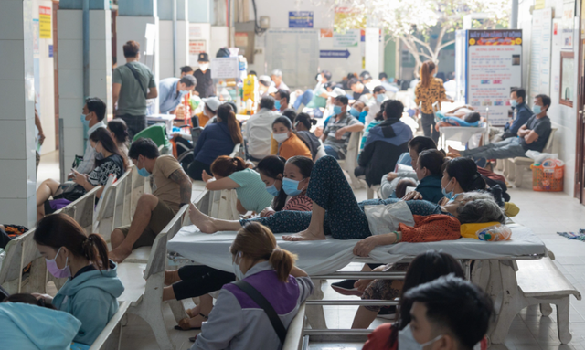 Bệnh viện tại TP Hồ Chí Minh quá tải, xuống cấp nghiêm trọng - Ảnh 1.