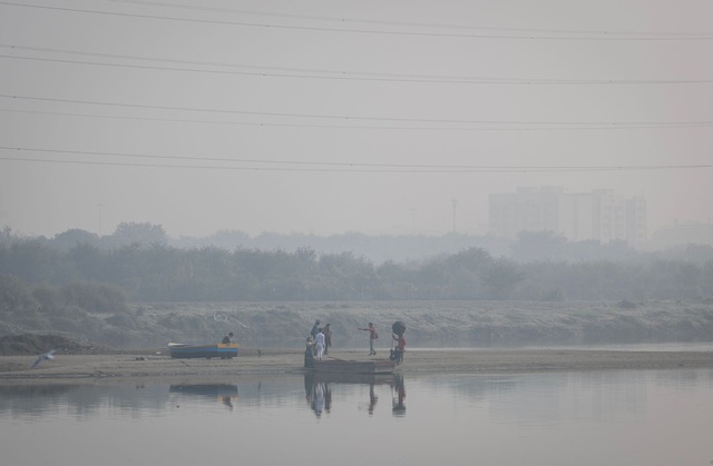 Ô nhiễm không khí nghiêm trọng, cư dân New Delhi kêu gọi đóng cửa trường học - Ảnh 1.