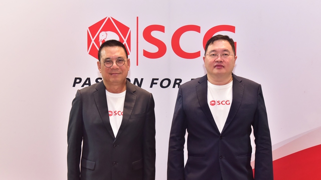 
Mr.Roongrote Rangsiyopash, President and CEO of SCG (Left) & Mr.Thammasak Sethaudom, Vice President-Finance and Investment & CFO,SCG (Right)
