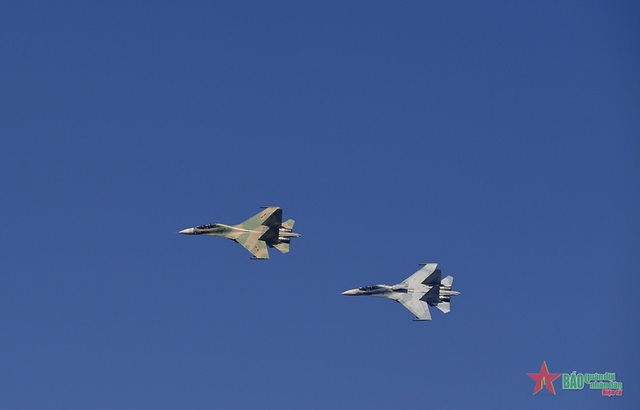 Tiêm kích Su-30MK2 trình diễn thả bẫy mồi nhiệt trên bầu trời Hà Nội - Ảnh 13.