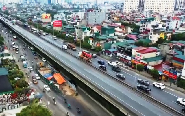 Lô cốt trên đường Nguyễn Xiển thu hẹp 3m, tình trạng ùn tắc đã cải thiện - Ảnh 2.