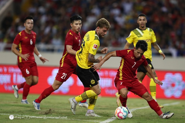 Giao hữu quốc tế, ĐT Việt Nam 2-1 CLB Borussia Dortmund: Cống hiến hết mình! - Ảnh 3.