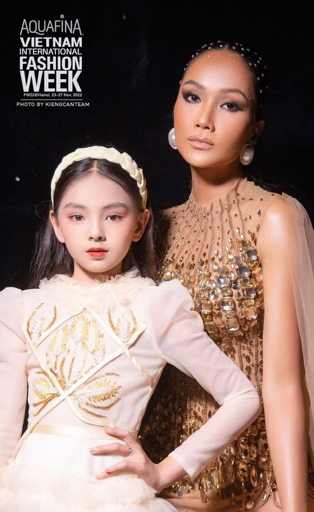 Cô trò Trung tâm Tài Năng Nhí Kids’ Talent khoe thần thái chuẩn model trên sân khấu thời trang - Ảnh 1.