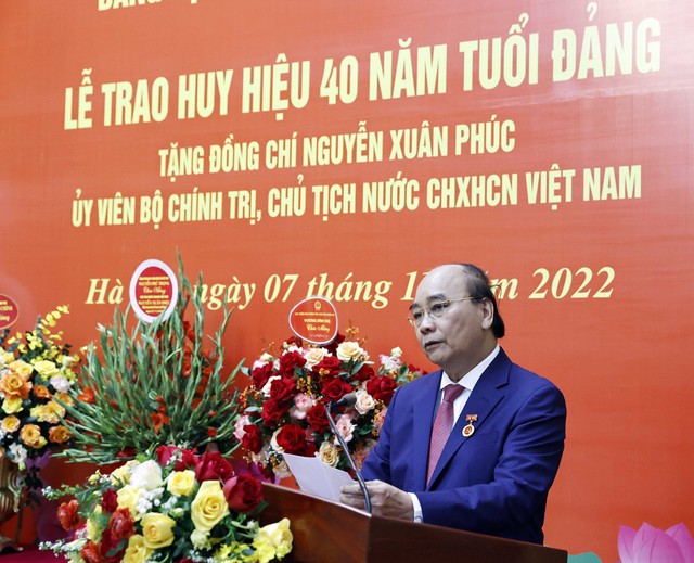 Nguyen Xuan Phuc大統領への40周年記念パーティーバッジの贈呈 - 写真3.