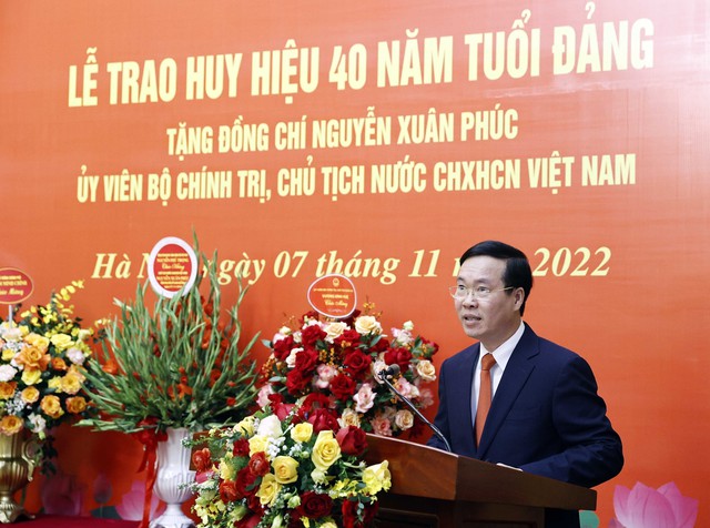 Nguyen Xuan Phuc大統領への40周年記念パーティーバッジの贈呈 - 写真2.