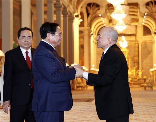 Thủ tướng Phạm Minh Chính đến chào Quốc vương Campuchia Norodom Sihamoni - Ảnh 1.