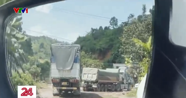 Đắk Nông: Xe ben hoành hành phá nát đường giao thông nông thôn - Ảnh 1.