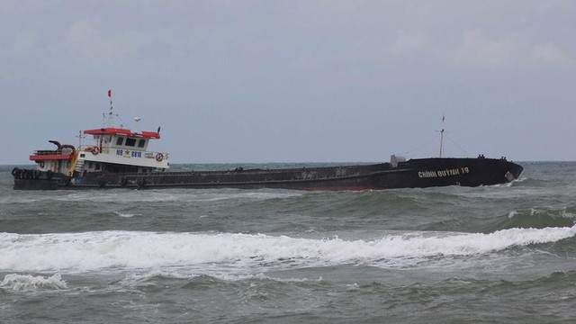 Tàu chở 3.000 tấn cát mắc cạn tại vùng biển Quảng Trị - Ảnh 1.