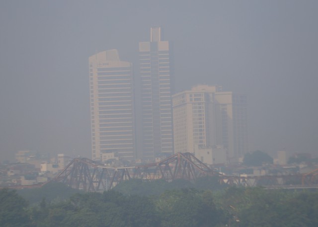 Hà Nội: Sương mù dày đặc, ô nhiễm không khí ở mức có hại cho sức khỏe - Ảnh 4.
