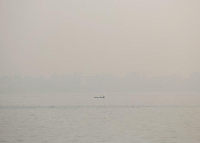 Hà Nội: Sương mù dày đặc, ô nhiễm không khí ở mức có hại cho sức khỏe - Ảnh 3.