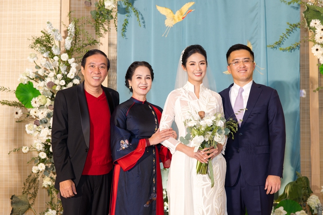 Sao Việt đồng loạt diện áo dài dự đám cưới Hoa hậu Ngọc Hân - Ảnh 1.