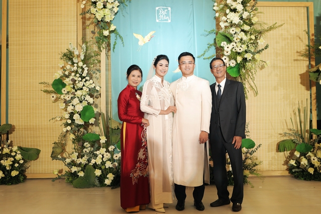 Đám cưới Hoa hậu Ngọc Hân: Chú rể tặng quà bất ngờ trên sân khấu - Ảnh 12.