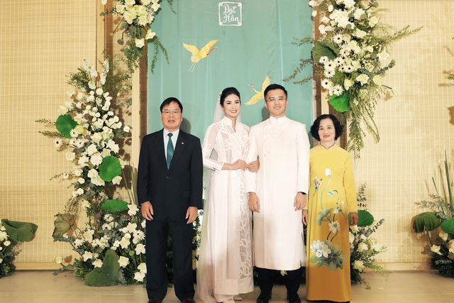 Đám cưới Hoa hậu Ngọc Hân: Chú rể tặng quà bất ngờ trên sân khấu - Ảnh 13.