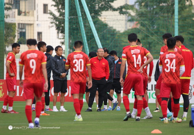 Thầy trò HLV Park Hang Seo hứng khởi trong ngày trở lại Hà Nội tập luyện - Ảnh 1.