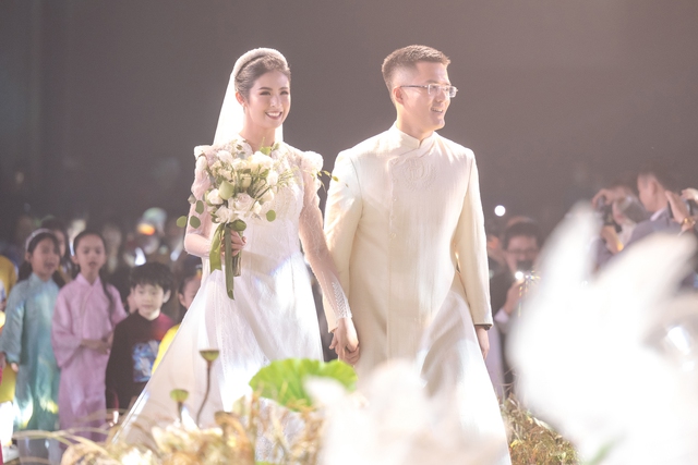 Hoa hậu Ngọc Hân rất vui khi bước vào đám cưới với âm thanh của nhạc cổ truyền Việt Nam. Trong một chiếc váy dài lấp lánh và cầm trên tay bó hoa thật đẹp, cô dâu xinh đẹp này sẽ khiến bạn cảm thấy lạc quan và đầy niềm vui khi ngắm nhìn bộ ảnh cưới độc đáo này!