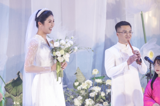 Đám cưới Hoa hậu Ngọc Hân: Chú rể tặng quà bất ngờ trên sân khấu - Ảnh 1.