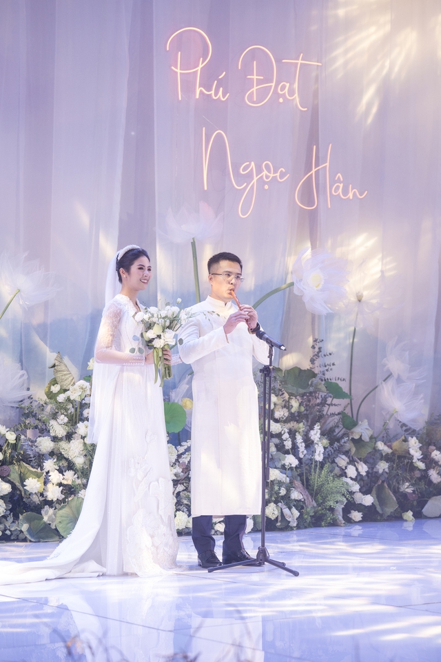 Đám cưới Hoa hậu Ngọc Hân: Chú rể tặng quà bất ngờ trên sân khấu - Ảnh 2.