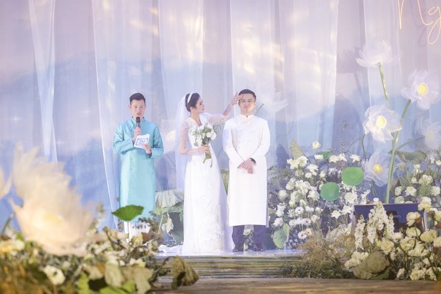 Đám cưới Hoa hậu Ngọc Hân: Chú rể tặng quà bất ngờ trên sân khấu - Ảnh 3.