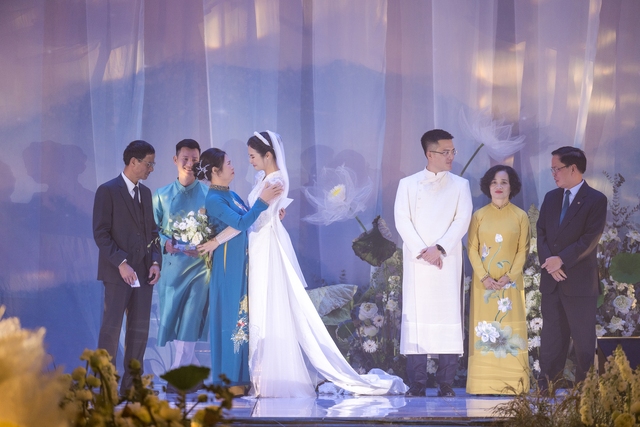 Đám cưới Hoa hậu Ngọc Hân: Chú rể tặng quà bất ngờ trên sân khấu - Ảnh 8.