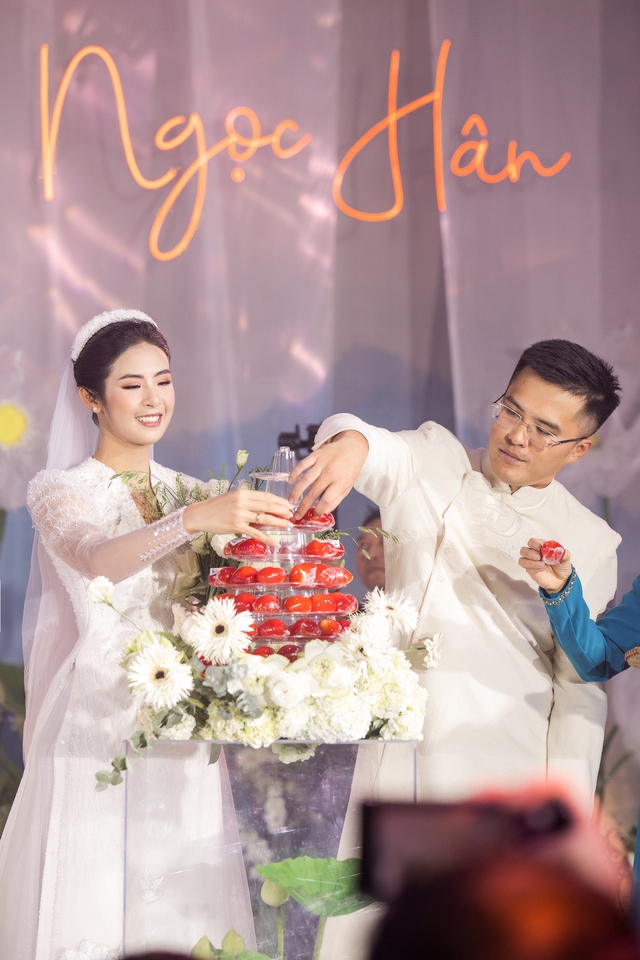 Đám cưới Hoa hậu Ngọc Hân: Chú rể tặng quà bất ngờ trên sân khấu - Ảnh 6.