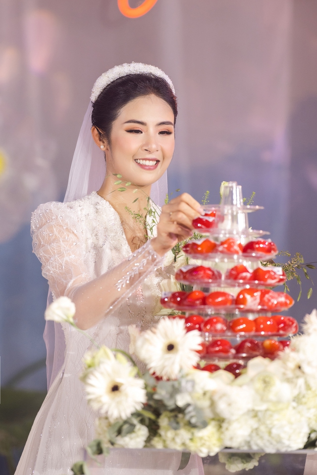 Đám cưới Hoa hậu Ngọc Hân: Chú rể tặng quà bất ngờ trên sân khấu - Ảnh 7.
