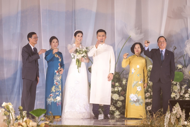 Đám cưới Hoa hậu Ngọc Hân: Chú rể tặng quà bất ngờ trên sân khấu - Ảnh 9.