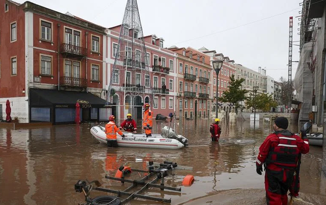Mưa lớn, lũ lụt tàn phá Bồ Đào Nha, người dân “cố thủ” trong nhà - Ảnh 1.