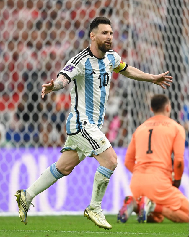 Và đặc biệt là với một siêu sao như Lionel Messi, đây sẽ là cơ hội rực rỡ để anh chứng tỏ bản lĩnh và tài năng của mình. Cùng đến và xem những hình ảnh đầy kịch tính và cảm xúc của Messi và Argentina trong trận bán kết này nhé!