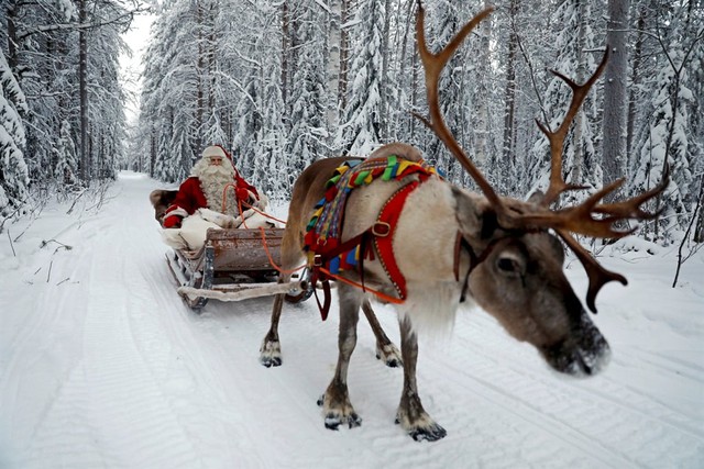 Đã bao giờ bạn tự hỏi ông già Noel đến từ đâu chưa? Hãy cùng xem hình ảnh ông già Noel trong một thiên đường tuyết trắng và nghe câu chuyện về nguyên mẫu của ông ta để khám phá bí mật đó nhé.