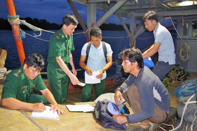 Bộ đội Biên phòng Cà Mau tiếp tục bắt giữ tàu chở dầu lậu trên biển - Ảnh 2.