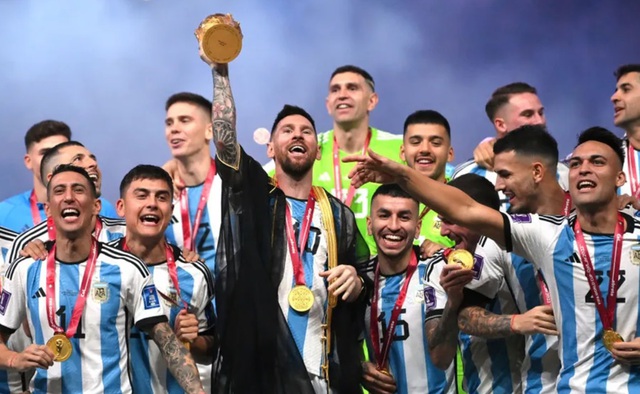 Áo choàng, Lionel Messi, Cúp vô địch: Hãy ngắm nhìn Lionel Messi với chiếc áo choàng màu xanh khi vừa nhận Cúp vô địch để cảm nhận sự kiêu hãnh và vĩ đại của ngôi sao bóng đá này!