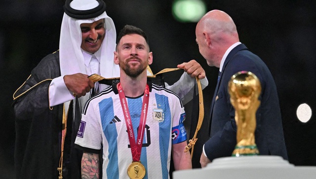 Ý nghĩa chiếc áo choàng Lionel Messi mặc khi nâng cúp vô địch ...