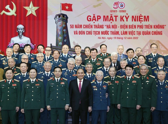 Chủ tịch nước Nguyễn Xuân Phúc thăm và làm việc tại Quân chủng Phòng không - Không quân - Ảnh 2.