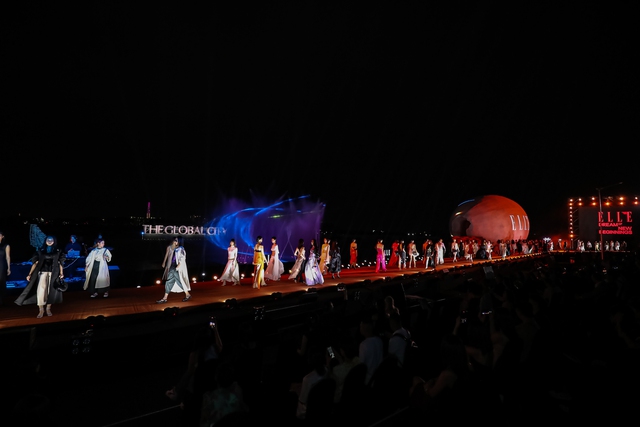Sàn diễn đặc biệt tạo nên thành công của ELLE Fashion Show 2022 - Ảnh 2.