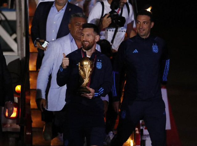 Biển người chào đón Messi và đồng đội tại Argentina - Ảnh 2.