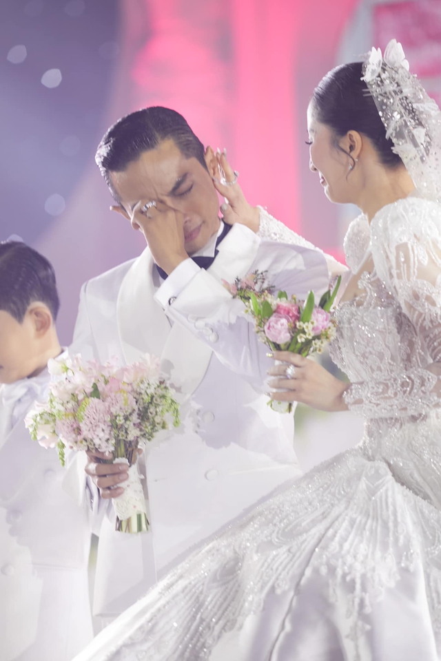 Đám cưới như cổ tích của Khánh Thi: Tôi đã tìm thấy chồng mình  - Ảnh 2.