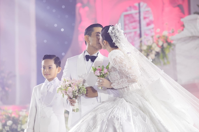 Đám cưới như cổ tích của Khánh Thi: Tôi đã tìm thấy chồng mình  - Ảnh 4.