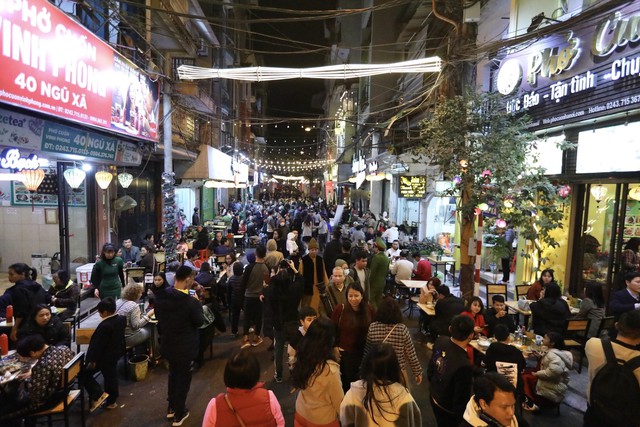 Hà Nội: Khai trương Khu phố ẩm thực đêm kết hợp đi bộ tại Đảo Ngọc Ngũ Xã - Ảnh 1.