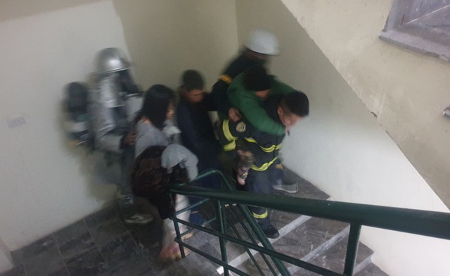 Cứu 11 người thoát khỏi đám cháy chung cư ở Hà Nội - Ảnh 1.