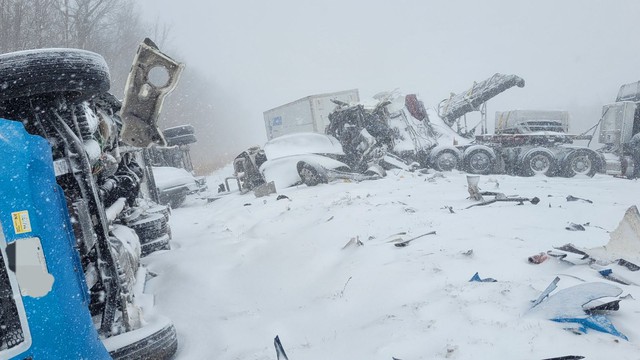 Nước Mỹ đóng băng sâu khiến ít nhất 17 người tử vong, hơn 5.000 chuyến bay bị hủy - Ảnh 2.