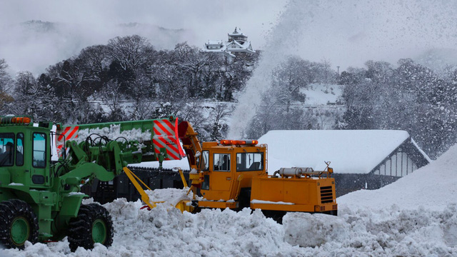 Tuyết rơi dày đặc ở Nhật Bản khiến ít nhất 13 người thiệt mạng, hơn 10.000 ngôi nhà mất điện - Ảnh 3.